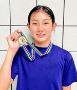 女子１２、１３歳１㍍板飛び込みで優勝した野坂律季＝京都アクアリーナ