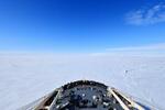 　南極大陸に接して広がる定着氷に突入した南極観測船「しらせ」＝１６日、南極海（南極観測隊同行記者撮影）