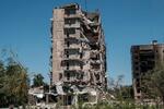 　ロシア軍の攻撃で損壊した建物＝７日、ウクライナ東部トレツク（ゲッティ＝共同）