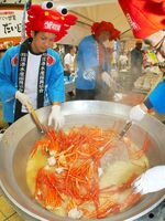 大鍋で豪快に、かに汁を作るスタッフ＝２０１５年10月17日、大阪・京橋中央商店街