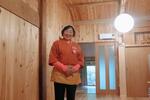 　亡き夫の福男さんが設計・改修した民宿の客室に立つ渡辺とみ子さん＝６月１１日、福島県飯舘村