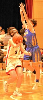 女子決勝・鳥取城北－倉吉北　鳥取城北は第２クオーター、山岡（左）が相手をかわしてシュートを決め、４５－３５とリードする＝鳥取東高体育館