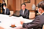 平井知事（右）に要望内容を説明する長戸町長ら＝６日、鳥取県庁