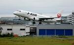 　運航が再開し、宮崎空港を離陸した旅客機＝３日午前７時４０分