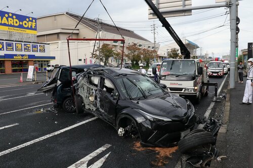 事故で大きく壊れた車両＝５日午前１０時ごろ、鳥取市天神町