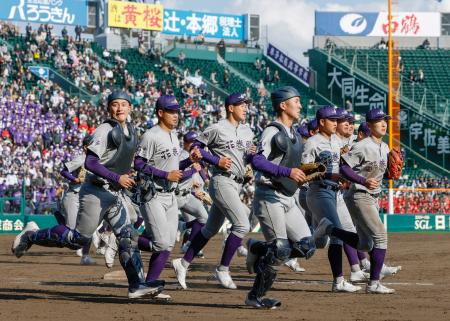 　米子松蔭に勝利し駆け出す花巻東ナイン＝甲子園