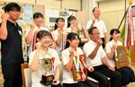 足羽教育長（前列右から２人目）に笑顔で優勝報告した倉吉西高弓道部女子＝２１日、鳥取県庁