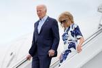 　米ニューヨーク州の空港に到着したバイデン大統領（左）と妻ジルさん＝６月２９日（ＡＰ＝共同）