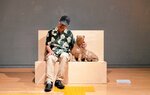 参考作品の「おでかけ犬」と中ハシ克シゲさん（福本一夫撮影）