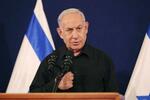 　２８日、イスラエル中部テルアビブでの記者会見で話すネタニヤフ首相（ＡＰ＝共同）
