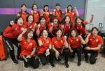 　中国・杭州の空港に到着し、記念写真に納まるハンドボールの日本代表選手たち＝２１日（共同）