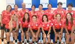 　写真に納まるパリ五輪７人制ラグビー女子日本代表。前列左から２人目は主将の平野優芽＝１４日、羽田空港