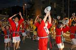 　「いか踊り」のパレードで練り歩く市民ら＝２日午後、北海道函館市