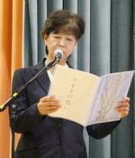 　「ケヤキの想い」を朗読する小野寺敬子さん＝１０月、宮城県気仙沼市