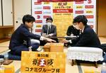 　将棋の第５０期棋王戦コナミグループ杯挑戦者決定戦で、対局を振り返る増田康宏八段（左）と斎藤明日斗五段＝１７日午後、東京都渋谷区の将棋会館