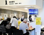 入院患者への面会申込書を記入する家族ら＝５月１６日、鳥取市江津の鳥取県立中央病院