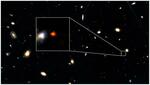 　東京大宇宙線研究所のチームが特定した宇宙誕生から約４億年後に存在していた銀河の画像（左側の正方形の中央）（同研究所提供）