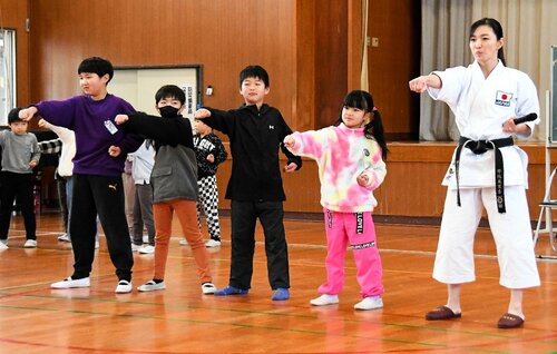 児童に「突き」を教える宇佐美さん＝２６日、鳥取市古郡家の米里小