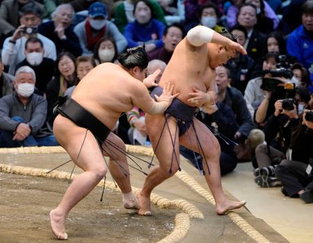 　豊昇龍（右）が突き出しで阿炎に敗れる＝エディオンアリーナ大阪