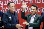 　連立協議を巡る記者会見に出席した「タイ貢献党」のチョンナン党首（右）と「タイの誇り党」のアヌティン党首＝７日、バンコク（ＡＰ＝共同）