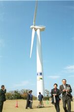 発電を開始した鳥取県内第１号の風力発電機＝２００２年11月11日、湯梨浜町