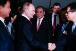 　２０日、ベトナム・ハノイの空港でベトナム当局者と握手するロシアのプーチン大統領（左から２人目）（ＡＰ＝共同）