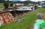  倒壊した鶏舎を確認する鳥取地方気象台の職員＝２８日、鳥取県伯耆町立岩 