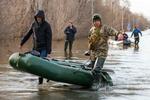 　ロシア南部オルスク市で、洪水が発生しゴムボートを使う人たち＝８日（タス＝共同）