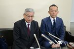 控訴せず議員失職を受け入れると語る藤縄被告（左）＝１４日、鳥取県庁