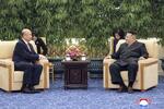 　中国の劉国中副首相（左）と面会する北朝鮮の金正恩朝鮮労働党総書記＝８日（朝鮮中央通信＝共同）