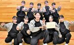 全国高等学校ダンスドリル冬季大会で全国２位に輝いた、鳥取城北高ダンス部のメンバー＝１月２２日、鳥取市西品治の同校