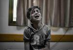 　病院で泣き叫ぶ負傷した少年＝７日、パレスチナ自治区ガザ（ゲッティ＝共同）