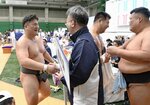 相撲の成年団体を制し、喜ぶ県選抜の選手ら＝奄美市名瀬運動公園