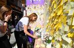 　ソウル梨泰院の雑踏事故から１年となり、現場では犠牲者を追悼する人の姿が絶えなかった＝２９日（共同）