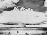 米国がマーシャル諸島のビキニ環礁で行った原爆実験でできたきのこ雲＝１９４６年７月２５日