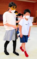 アイマスクを着けた児童（左）をサポートしながら歩く児童＝２９日、湯梨浜町の泊小
