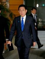 　記者団のもとへ向かう岸田首相＝１９日午後、首相官邸