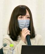 　要望書を提出後、記者会見する「スノードロップ」代表の夏野ななさん（仮名）＝１６日午前、厚労省