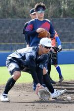 　守備練習するロッテ・中村奨（手前）＝１７日、沖縄県恩納村