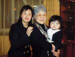 　キム・ウンギョンさん（左）の娘を抱く横田早紀江さん＝２０１４年３月、ウランバートル（有田芳生事務所提供）