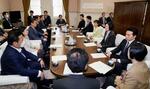 　衆院予算委の理事会に臨む与野党の理事ら＝２７日午後