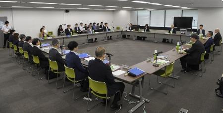 　昨年７月開かれた、最低賃金の目安を決める会議＝東京都
