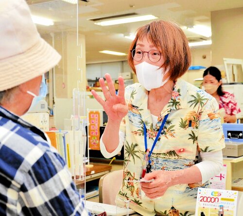 涼しげなアロハシャツで町民に対応する職員＝３０日、鳥取県湯梨浜町役場本庁舎