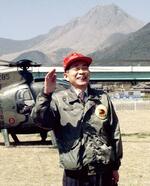 　上空からの雲仙・普賢岳（後方）などの観測に向かう、九州大の島原地震火山観測所所長だった太田一也さん＝１９９８年３月、長崎県島原市