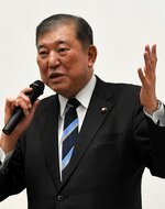 山陰の鉄道の未来について熱弁を振るう石破氏＝１６日、鳥取市尚徳町のとりぎん文化会館