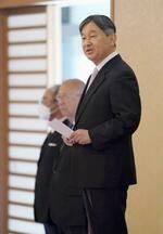 　宮殿・春秋の間で、衆参両院議長らと面会し、あいさつされる天皇陛下＝１５日午後（代表撮影）