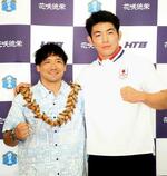 　花咲徳栄高での壮行会に出席した、パリ五輪のレスリング男子フリースタイル８６キロ級代表の石黒隼士（右）と同６５キロ級サモア代表の赤沢岳＝８日、埼玉県加須市