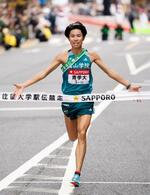 　１位でゴールする青学大のアンカー・宇田川瞬矢。２年ぶり７度目の総合優勝を果たした＝東京・大手町