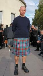 　大人世代にも広がっているスカートの着こなし＝９月、パリ