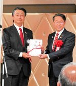 平井知事に目録を手渡す馬野会長（左）